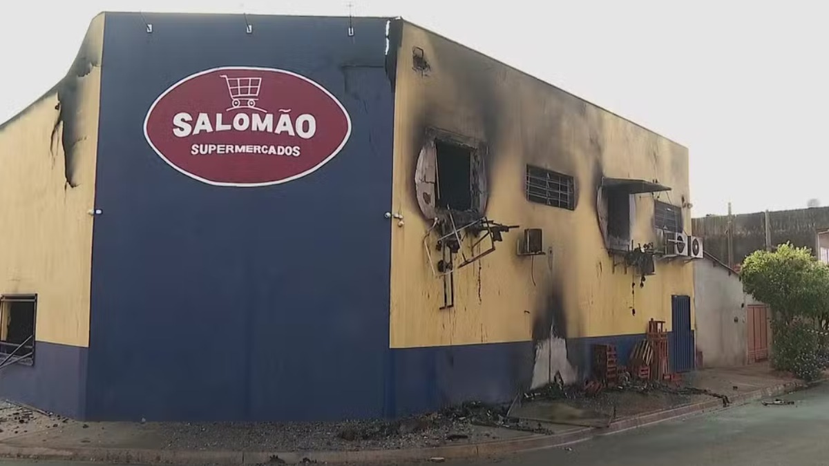 Supermercado de empresário preso por duplo homicídio é destruído por fogo criminoso