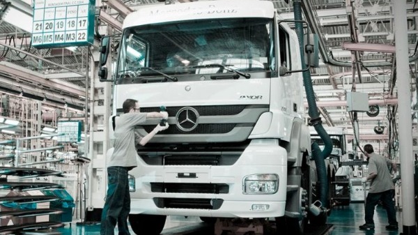 Mercedes-Benz completa 99 anos neste sábado (28)