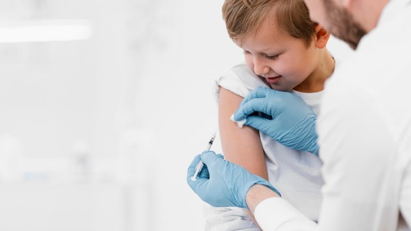 Ministério da Saúde estuda colocar a vacina da meningite tipo B no calendário de vacinação