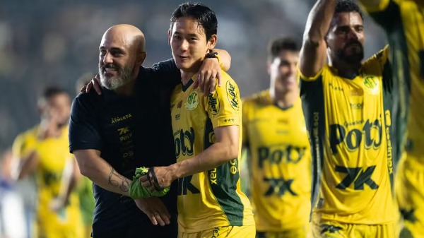 Rafael Guanaes, técnico do Mirassol, durante partida contra o Vasco no estádio São Januário pelo campeonato Brasileiro A 2025 - Foto: Jorge Rodrigues/AGIF