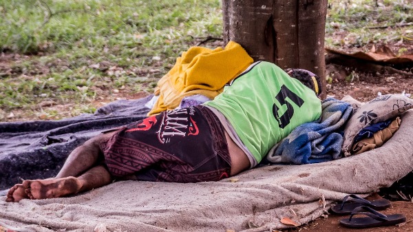 Morador em situação de rua dorme em praça apelidada de Cracolândia de São Carlos. Foto: Marco Lúcio/ Imagens cedidas - Foto: Marco Lúcio