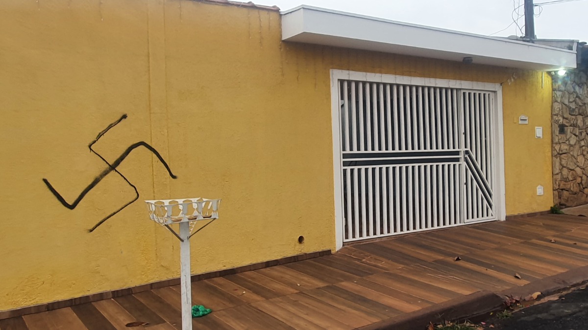 Moradores denunciam pichação de suásticas no muro de quatro casas na zona Norte de Ribeirão Preto