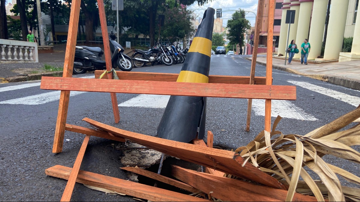 Moradores Reclamam De Buraco Na Rua Ramos De Azevedo Em Frente A Um Centro Universitário