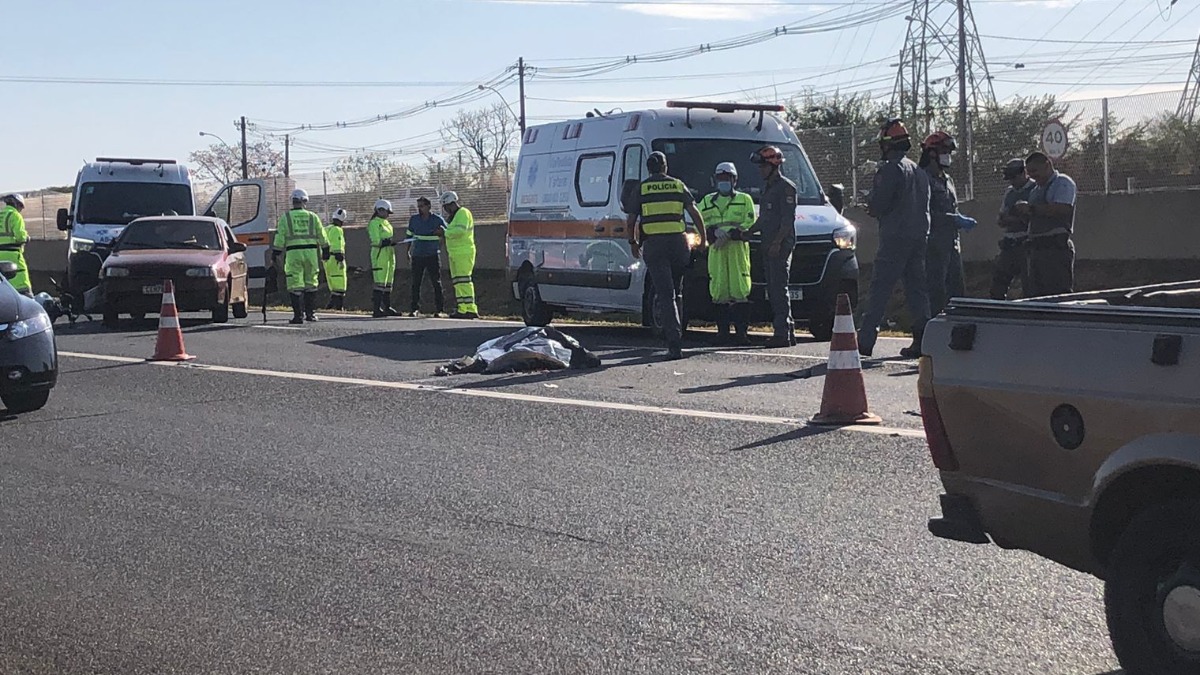 Motociclista morre em acidente com um carro e caminhão na rodovia Anhanguera