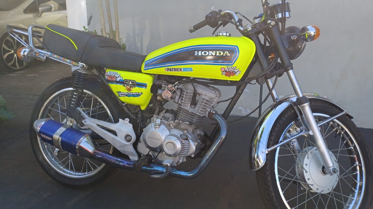 Polícia apreende motocicleta e minimoto utilizadas por garoto de apenas 7 anos que fazia manobras perigosas