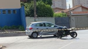 Motociclista fica ferido após colidir contra carro em Ribeirão Preto