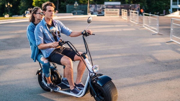 Cresce uso de motos elétricas e especialistas alertam para regras e riscos no trânsito - Foto: Igor-Kardasov de Getty Images Pro/Canva