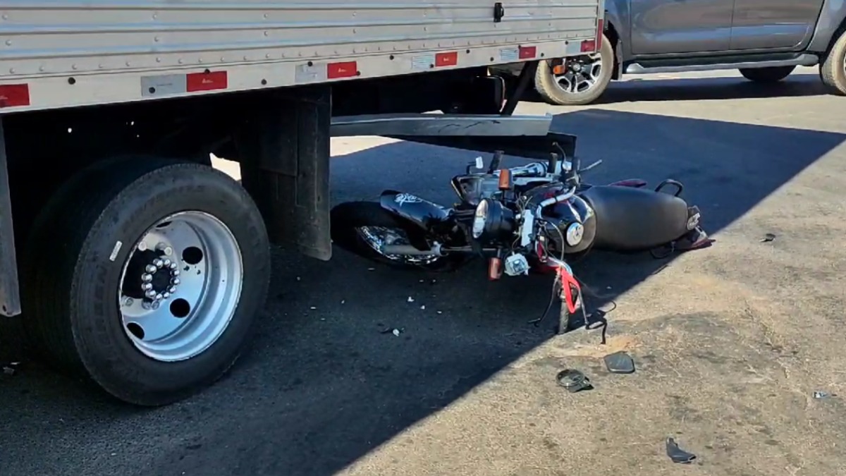 Motociclista vai parar embaixo de caminhão após acidente em Franca