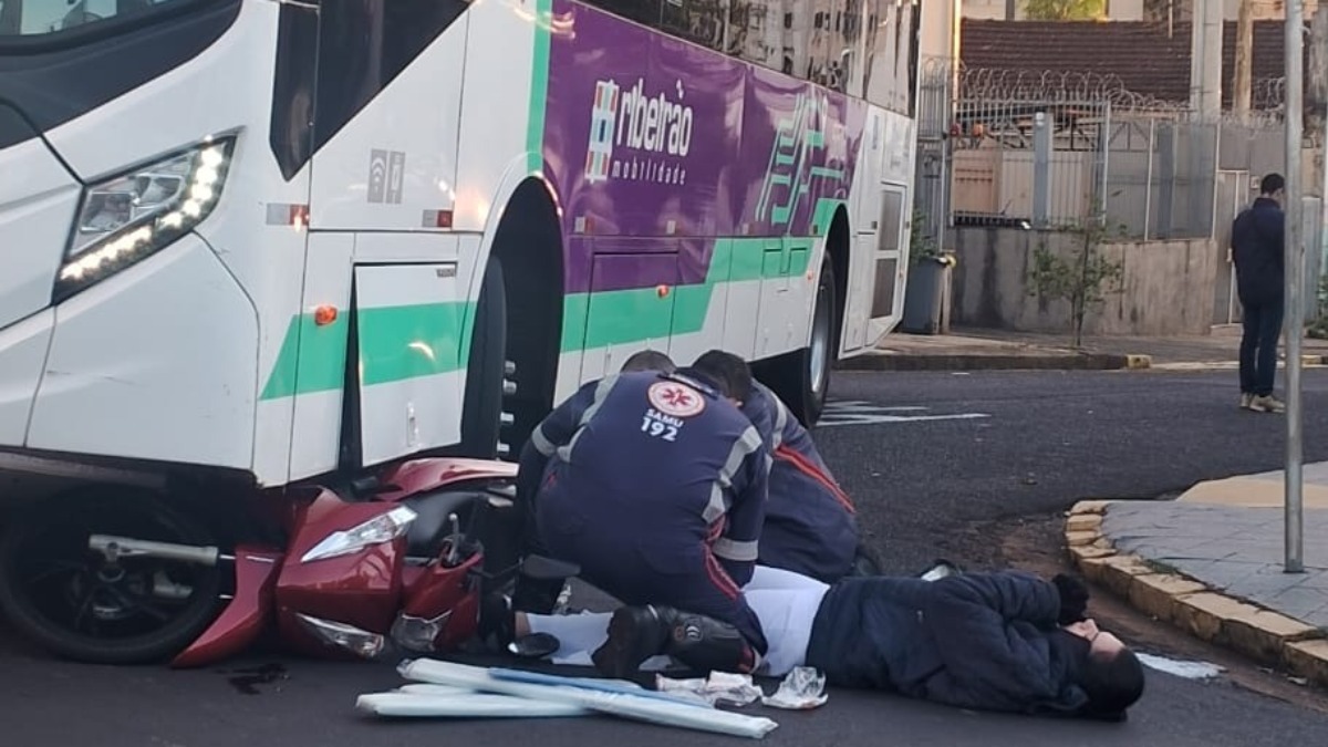 Motociclista fica ferida após bater contra um ônibus do transporte público em Ribeirão Preto