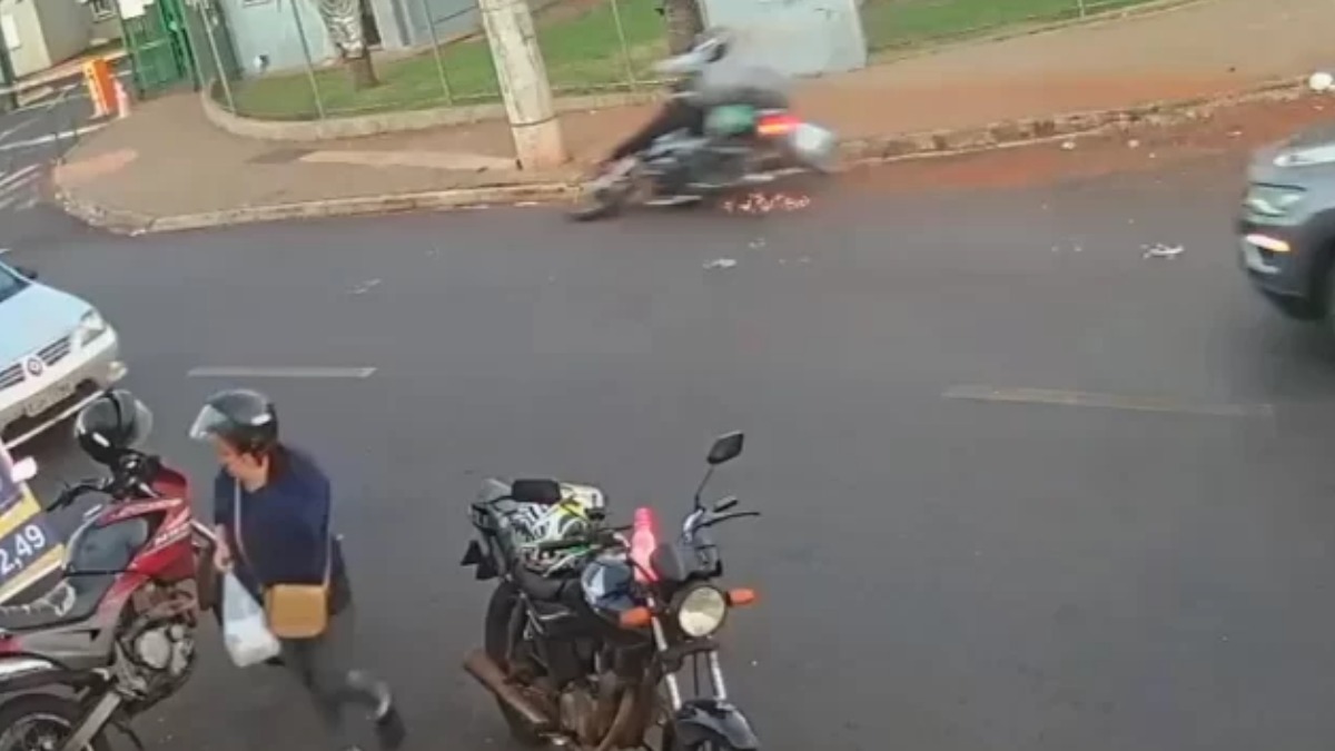 Motociclista morre após bater contra poste no bairro Jardim Heitor Rigon, em Ribeirão Preto