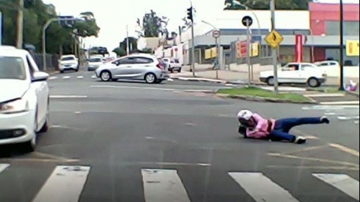 Vídeo: motociclista é lançado em avenida após bater em carro