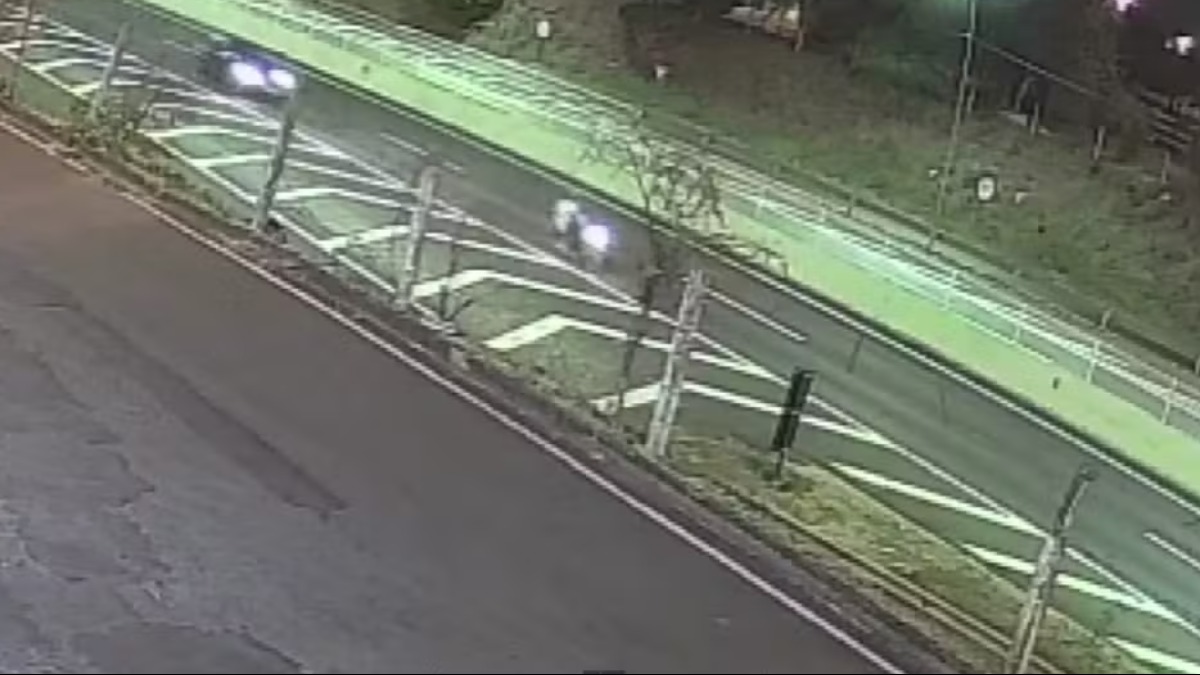 Motorista atropela dois homens em moto e foge sem prestar socorro em Franca
