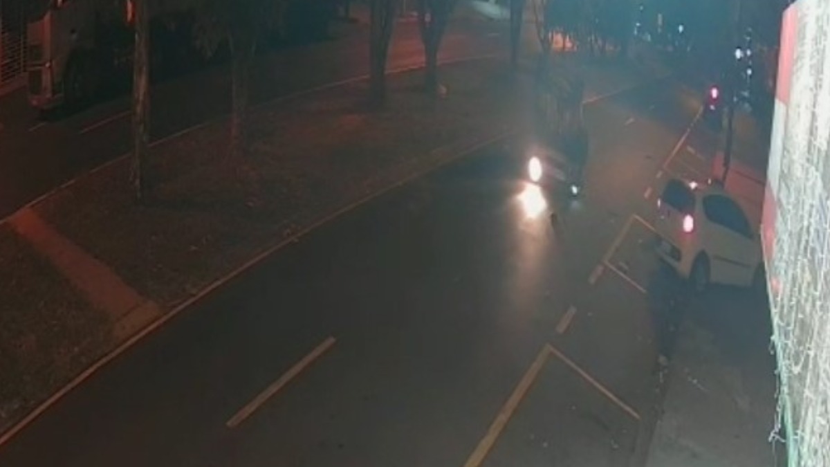 Motorista e passageiro fogem após capotar carro na avenida João Gonçalves em Franca