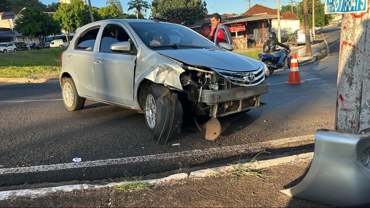 Mulher fica ferida após passar mal ao volante e bater em poste na rua Rui Barbosa