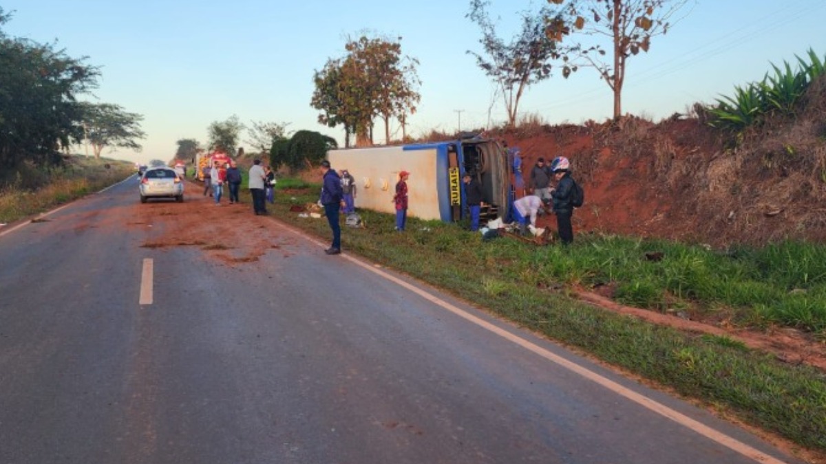 Motorista morre após colisão entre carro e ônibus com trabalhadores rurais em Colina