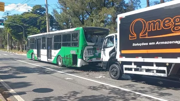 Acidente entre caminhão e ônibus deixa 3 feridos em Campinas