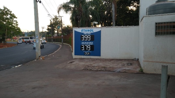 Motoristas comemoram queda nos preços dos combustíveis em Ribeirão Preto - Foto: Bruno Belommi/CBN Ribeirão