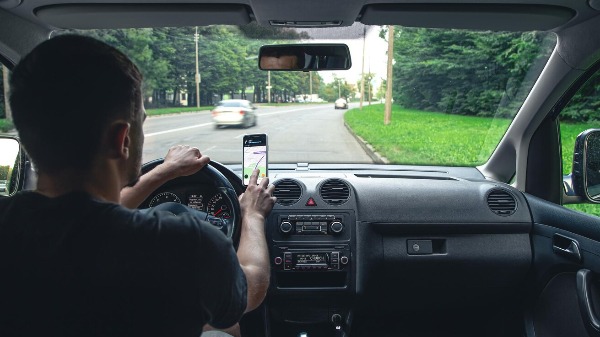 Corte julgou a decisão da Justiça do Trabalho de Minas Gerais, que reconheceu o vínculo de emprego entre um motorista e a Cabify. (Foto: Reprodução/ Freepik) - Foto: Divulgação