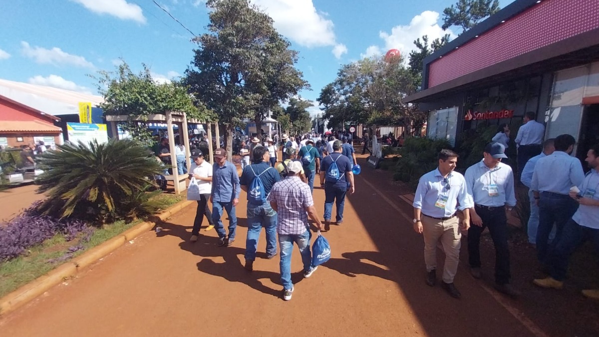 Agrishow recebe visitantes de diferente países que buscam fechar negócios
