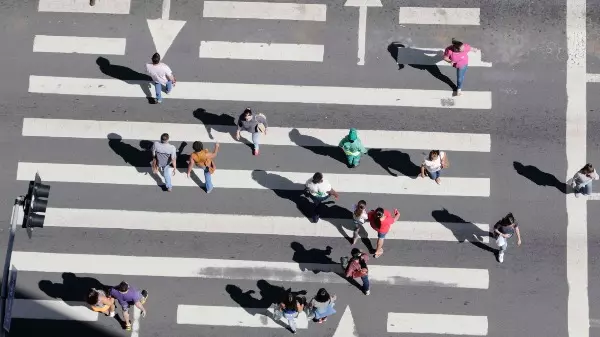 Brasil: média móvel de mortes pela covid segue abaixo de 300