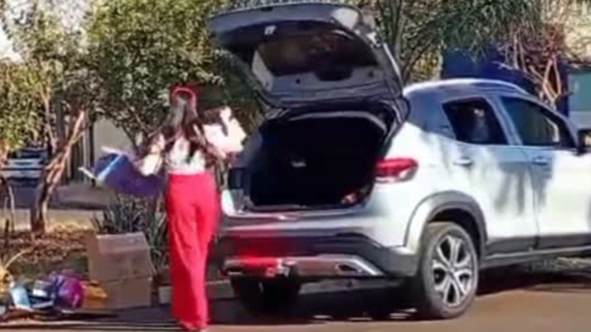 Mulher é flagrada descartando lixo de forma irregular em rua de Pontal