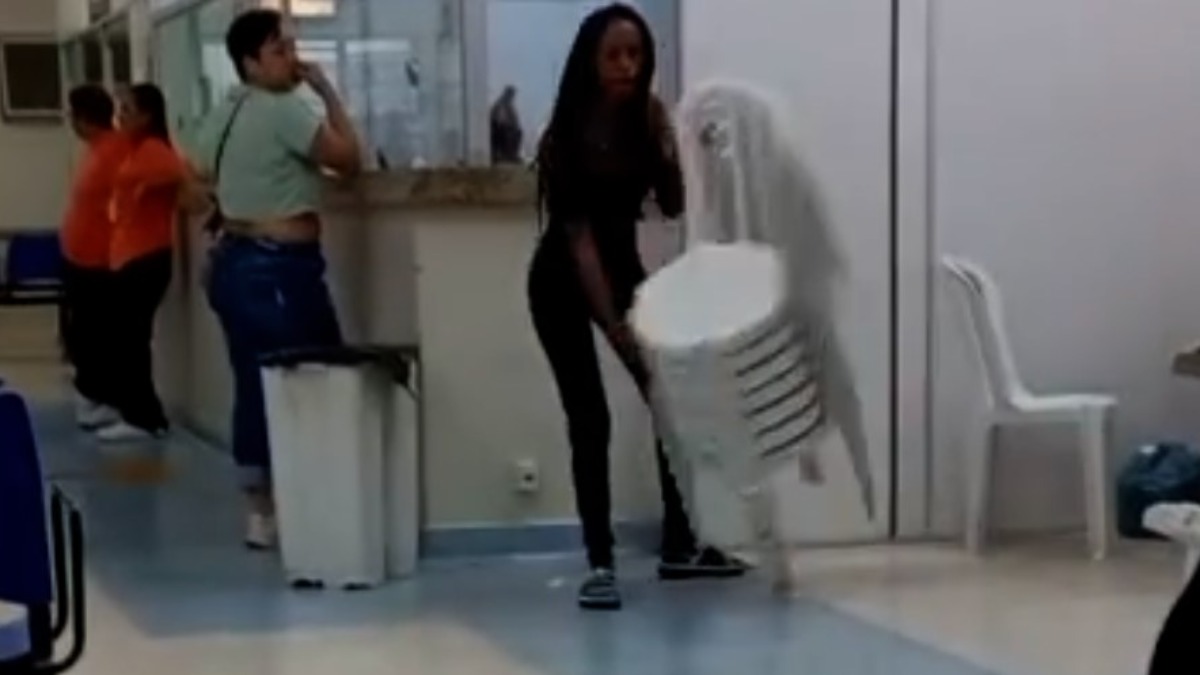 Mulher se irrita com demora no atendimento, derruba e joga cadeiras em pronto-socorro de Franca