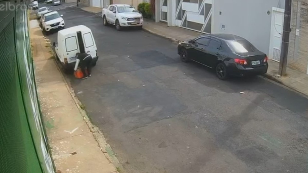 Homem furta equipamentos de carro de músico em Franca