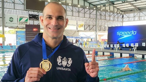 Como vinho: Nicholas Santos pulveriza recorde de longevidade na natação