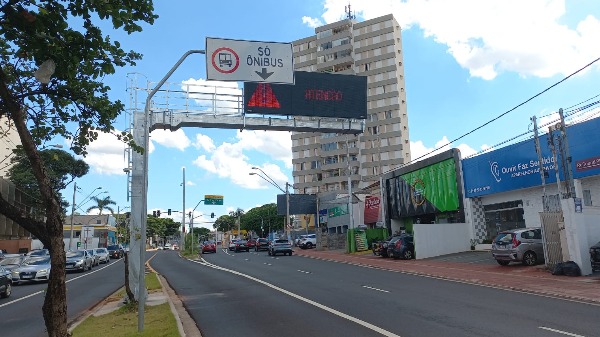 Nova sinalização na avenida Independência, em Ribeirão Preto, desperta curiosidade dos motoristas - Foto: Samuel Santos/CBN Ribeirão