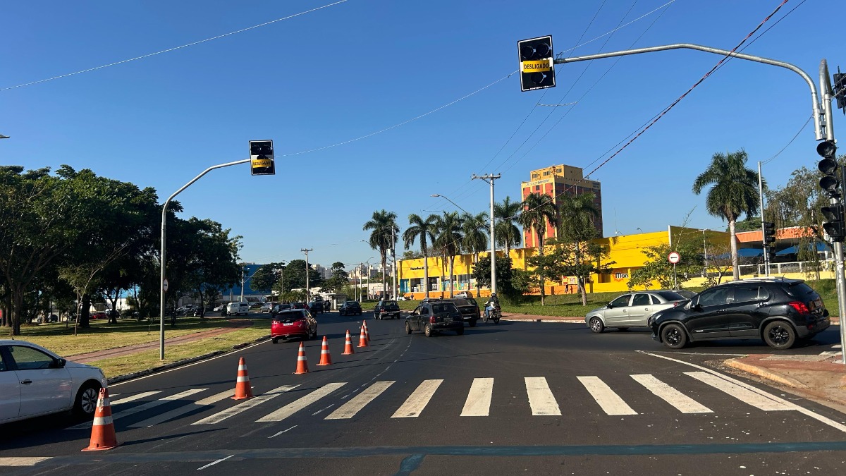 Semáforos na rotatória Amin Calil devem passar a funcionar a partir desta sexta-feira (23)