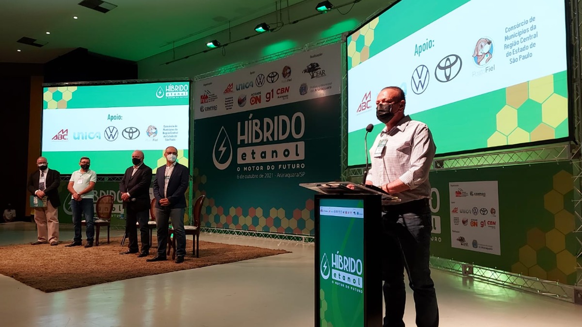 O prefeito Edinho foi o responsável por iniciar as atividades do evento "Híbrido Etanol: O Motor do Futuro - Uma agenda de desenvolvimento, emprego e sustentabilidade".