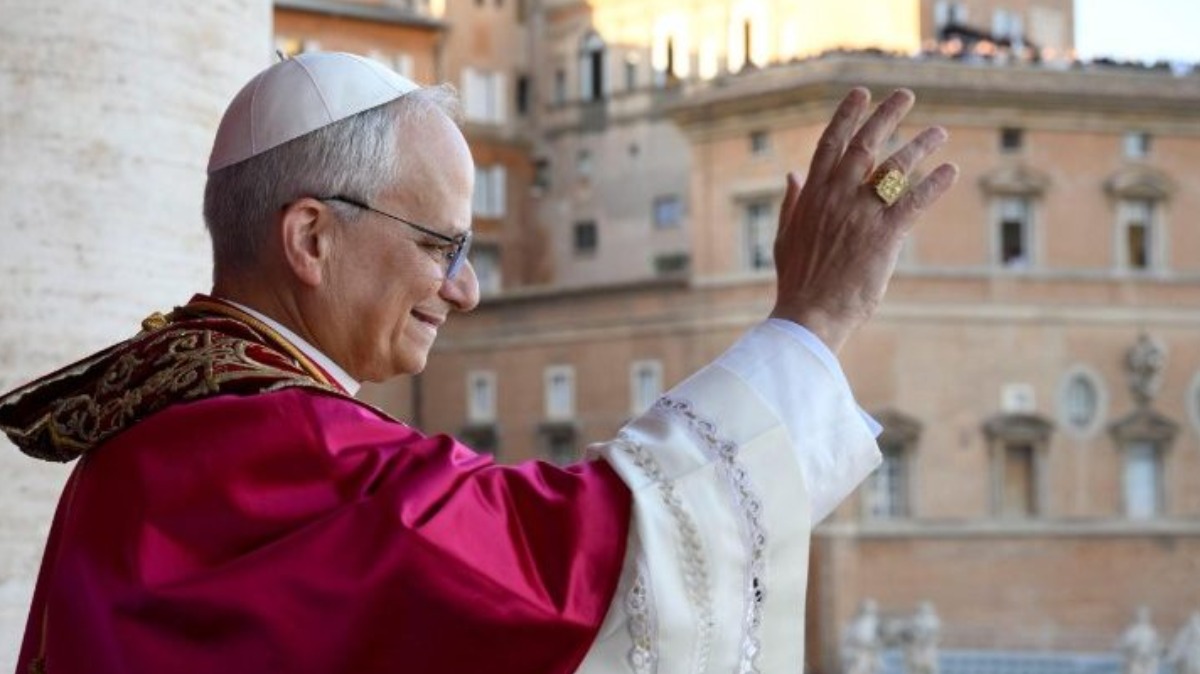 O que representam as vestimentas do papa?