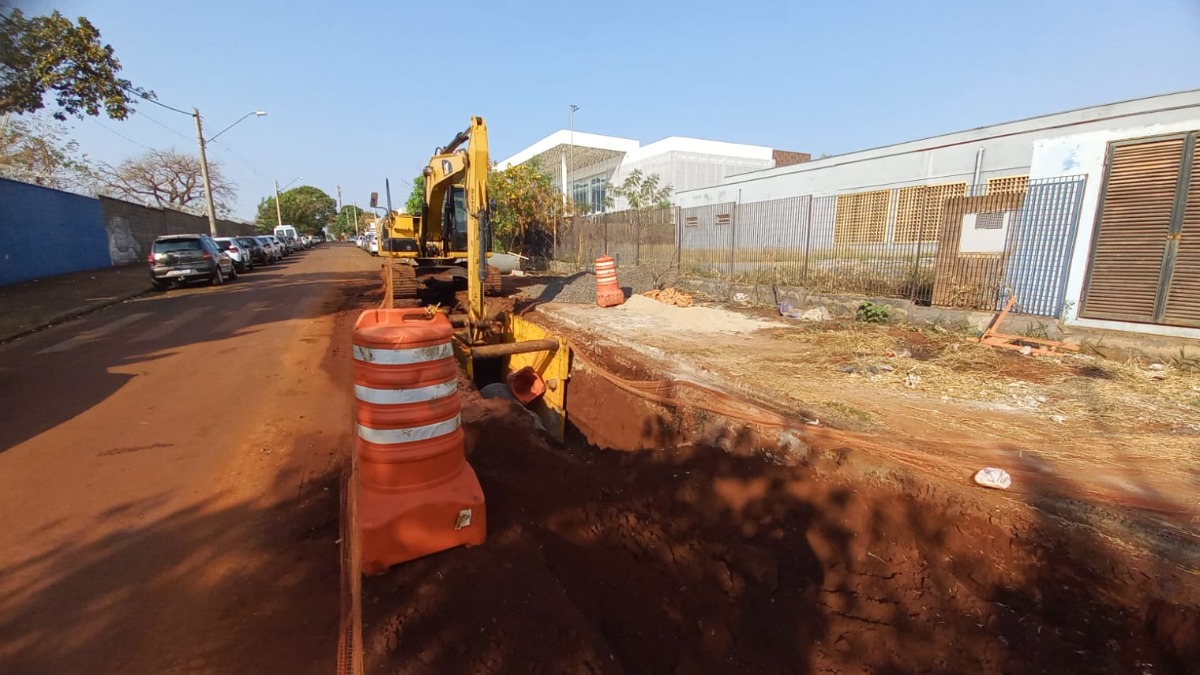 Obras na rua Visconde de Inhomirim em frente ao AME passam por últimos detalhes