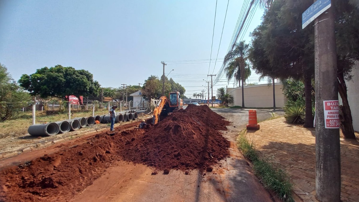 Rua Ovídio José de Faria tem trecho totalmente bloqueado nesta terça-feira (24)