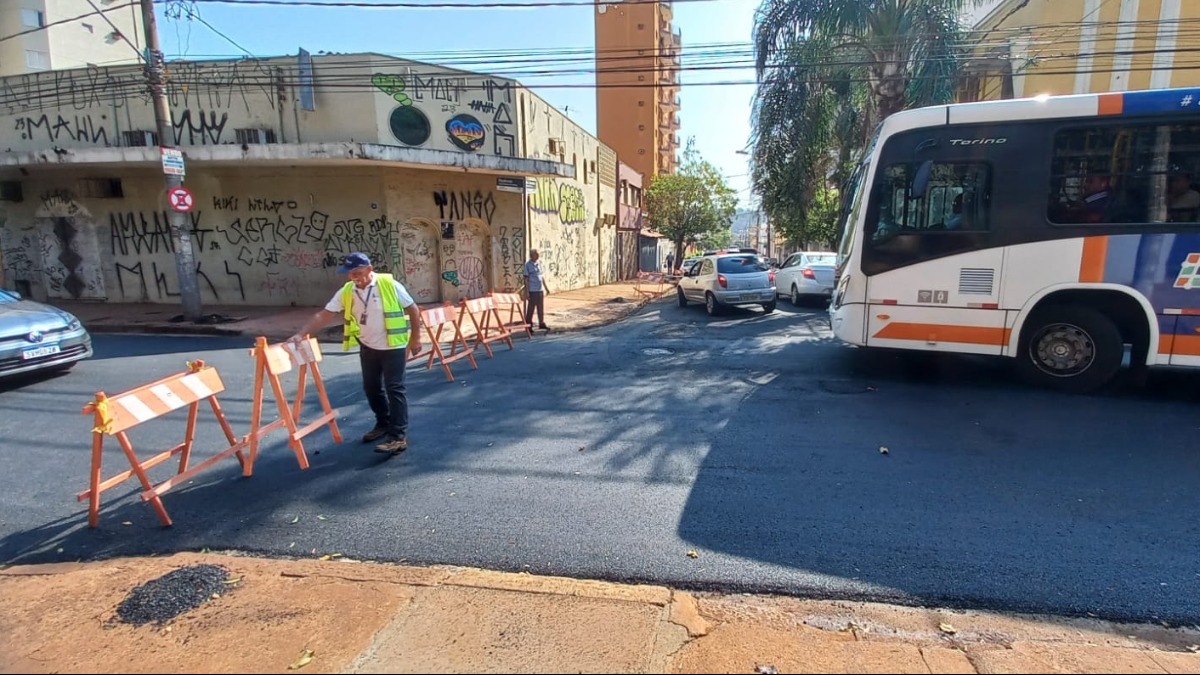 Três quarteirões da rua Florêncio de Abreu seguem bloqueados para obras de recape