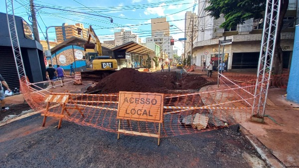Adutora rompida, atrasos, rompimento de contrato... obras em Ribeirão passam por problemas