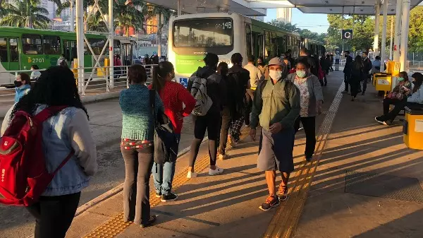 Passageiros enfrentam demora e ônibus lotados em Ribeirão Preto