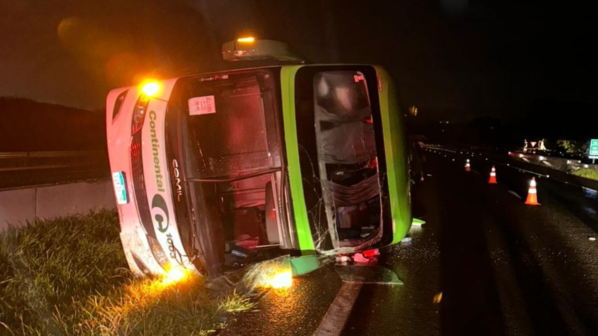 Ônibus tomba e deixa feridos na rodovia Cândido Portinari entre Batatais e Franca nesta quinta (28)