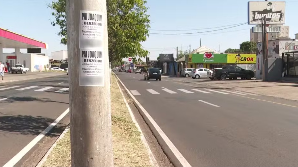 Pai de santo acumula R$ 618 mil em multas por colar cartazes em postes de Franca