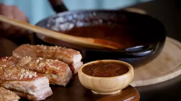 Veja como fazer uma deliciosa panceta em tiras e pururuca