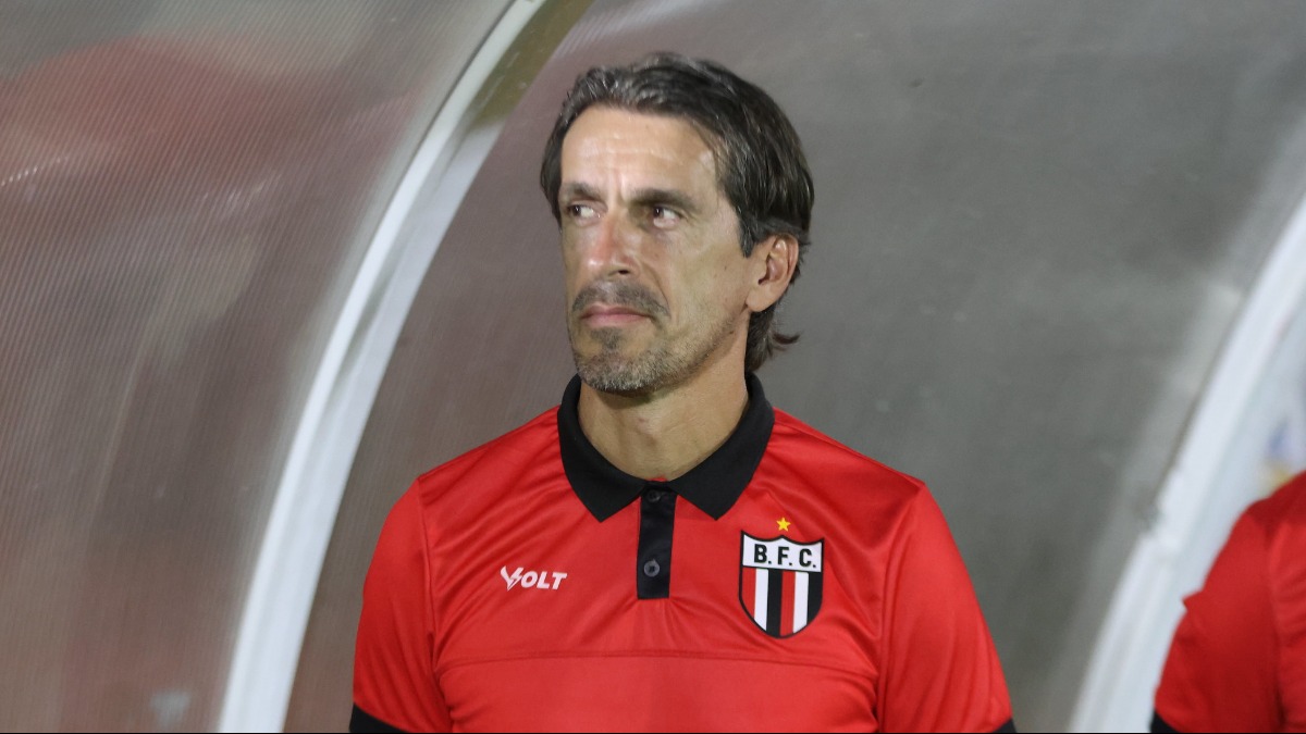 Paulo Gomes assume culpa por goleada contra o Goiás: "a responsabilidade é minha"