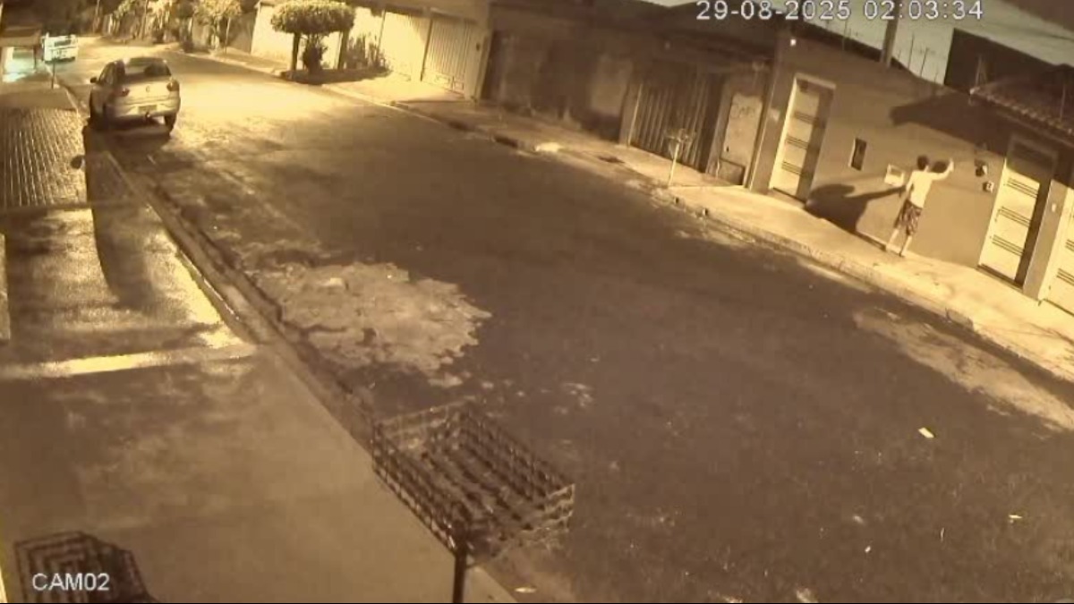 Câmeras de segurança registram o momento em que um homem picha suásticas no bairro Marincek