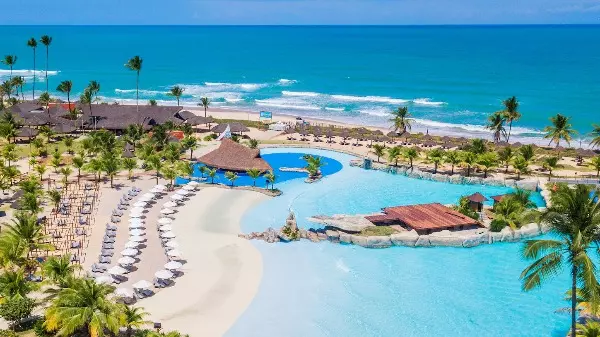 Três hotéis com piscinas incríveis para aproveitar no Verão