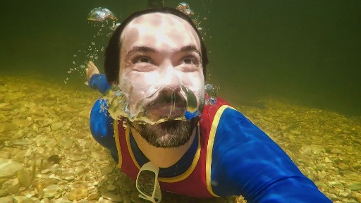 Mergulho nas piscinas naturais da Trilha do Sol