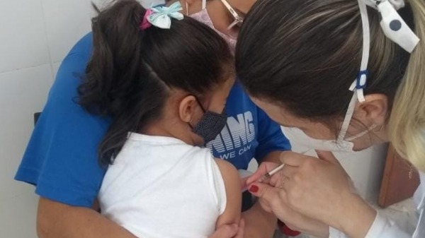 Decisão do STJ diz que pais que não vacinarem filhos contra a Covid-19 podem ser multados