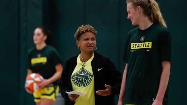 Norte-americana Pokey Chatman é a nova técnica da seleção feminina de basquete