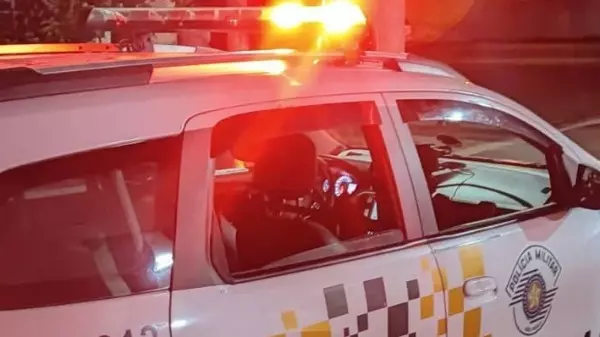 Jovens têm celular roubado em assalto à mão armada em São Carlos