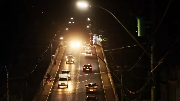Após dias sem energia, pontilhão de Araraquara está iluminado