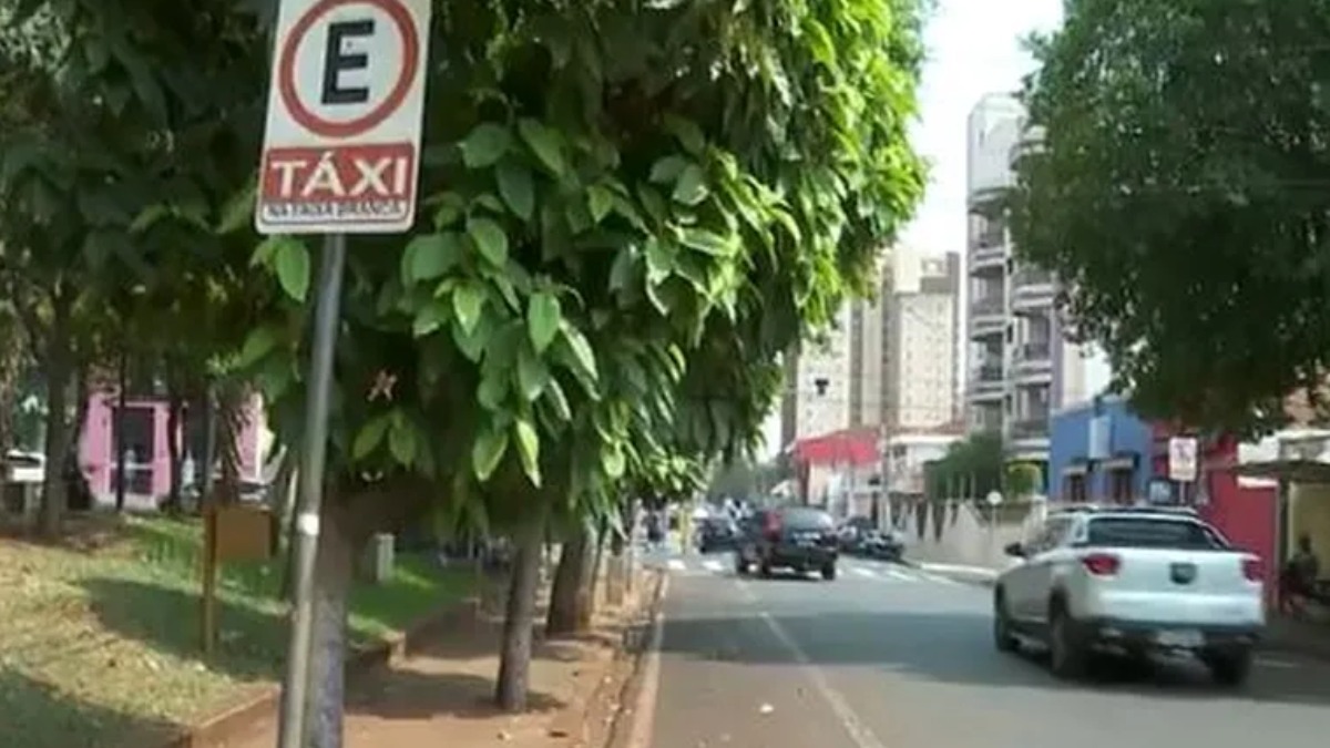 Vagas reservadas para táxis dificulta vida de motoristas em Ribeirão Preto