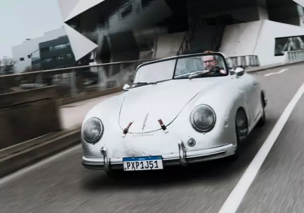 Brasileiro vai com um Porsche 356 até o museu na Alemanha